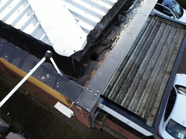 Roof edge and gutter at lease end