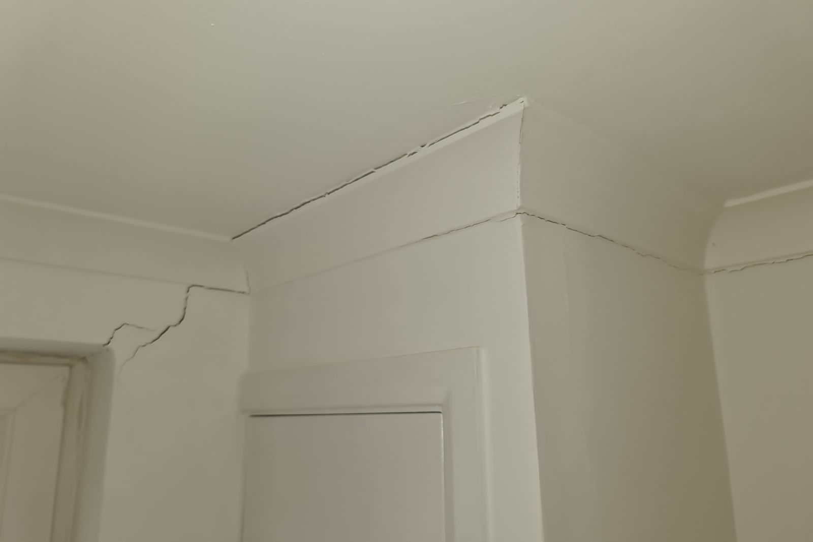 Diagonal cracking at a ceiling and wall junction caused by subsidence
